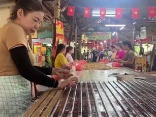 Làng nghề bánh tráng, mứt kẹo miền Tây rộn ràng vào vụ Tết