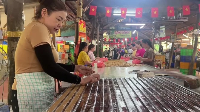 +ảnh 3: Một công đoạn sản xuất kẹo dừa ở phường Thới Sơn, tỉnh Vĩnh Long. Ảnh: An Xuyên.