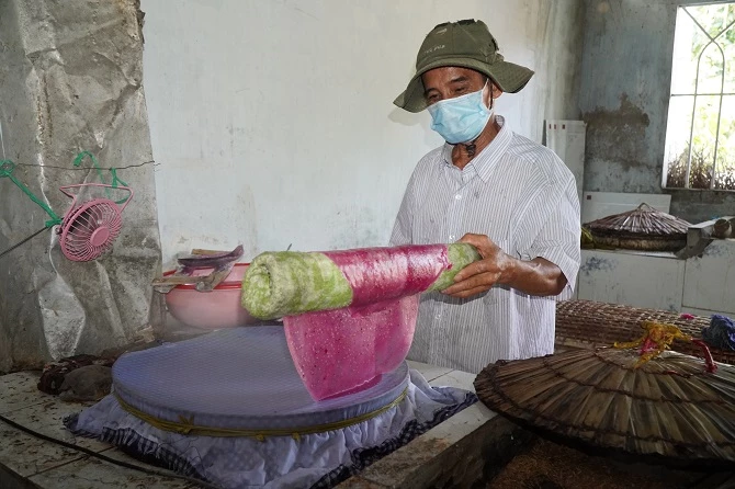 +ảnh 1: Nghề sản xuất bánh tráng truyền thống ở Cù Lao Mây, xã Lục Sĩ Thành (tỉnh Vĩnh Long) tồn tại hơn 100 năm. Ảnh: An Xuyên.