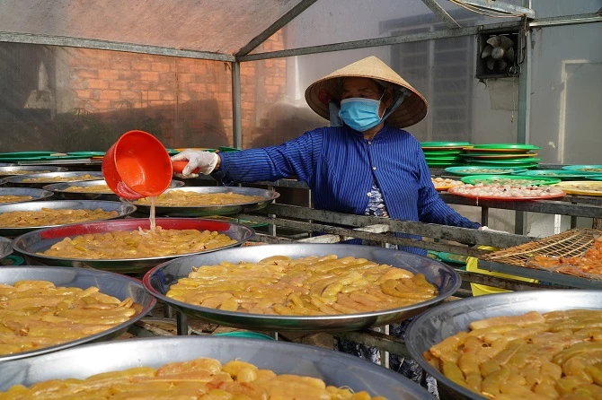 +ảnh 4, ảnh 5: Một cơ sở làm mứt ở Vĩnh Long đang tất bật sản xuất phục vụ thị trường cuối năm. Ảnh: An Xuyên.