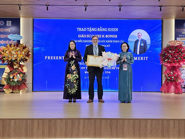 Trao tăng bằng khen của Chủ tịch UBND TP Đà Nẵng cho GS James H Bower – Giám đốc Chương trình hợp tác Y tế toàn cầu của Mayo Clinic.
