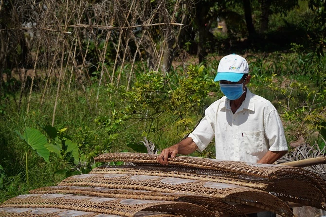 +ảnh 2: Sau khi bánh tráng ra lò sẽ được phơi nắng. Ảnh: An Xuyên.