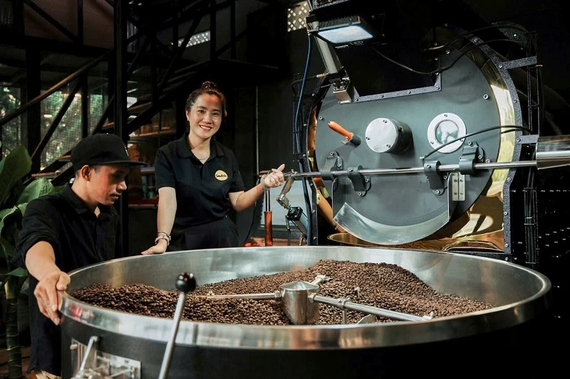 Seed Coffee sử dụng hệ thống máy rang công nghệ hot air hồi khí tự động hoạt động bằng cách thu giữ và tuần hoàn khí nóng trong hệ thống - nhiệt truyền đều từ ngoài vào trong tâm hạt giúp “đánh thức” hương vị từng hạt cà phê.