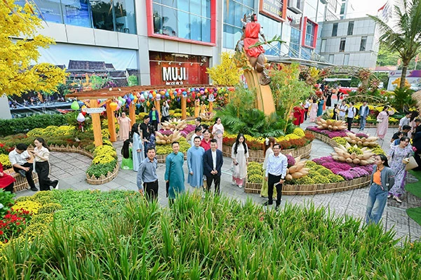 Ngay từ khi mới khai trương, đường hoa đã thu hút nhiều sự quan tâm của công chúng.