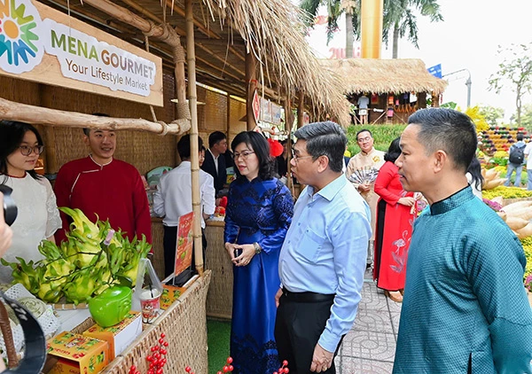 Khách tham quan đường hoa có thể mua sắm các sản vật phục vụ ngày Tết.