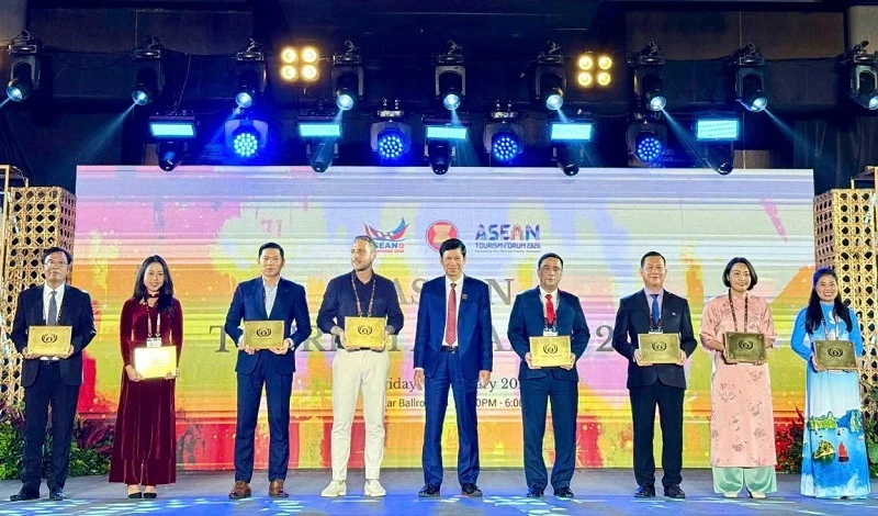 Ông Phan Tuấn Hoàng - Phó Chủ tịch Thường trực UBND phường Quy Nhơn (thứ 3 từ phải sang), danh là “Đô thị Du lịch sạch ASEAN 2026”. Ông Phan Tuấn Hoàng - Phó Chủ tịch Thường trực UBND phường Quy Nhơn (thứ 3 từ phải sang), danh là “Đô thị Du lịch sạch ASEAN 2026”.