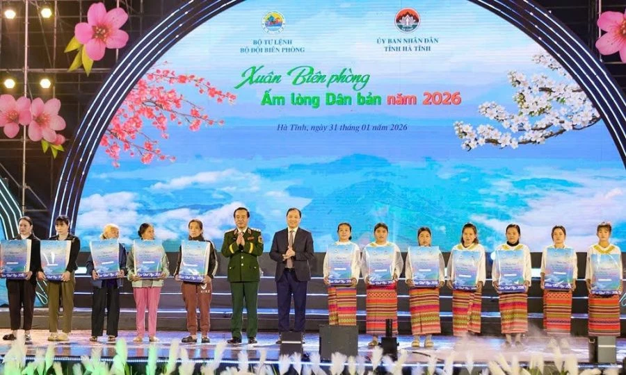 Thượng tướng Lê Đức Thái - Ủy viên Trung ương Đảng, Ủy viên Quân ủy Trung ương, Thứ trưởng Bộ Quốc phòng; đồng chí Hoàng Trung Dũng - Ủy viên Trung ương Đảng, Phó Trưởng ban Tổ chức Trung ương - trao tặng 20 suất quà cho hộ nghèo. Thượng tướng Lê Đức Thái - Ủy viên Trung ương Đảng, Ủy viên Quân ủy Trung ương, Thứ trưởng Bộ Quốc phòng; đồng chí Hoàng Trung Dũng - Ủy viên Trung ương Đảng, Phó Trưởng ban Tổ chức Trung ương - trao tặng 20 suất quà cho hộ nghèo.