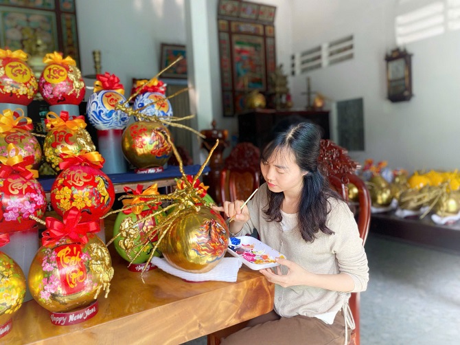 Cô giáo miền Tây ‘thổi hồn’ linh vật ngựa vào những quả dừa Tết