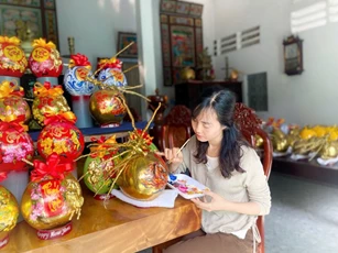 Cô giáo miền Tây ‘thổi hồn’ linh vật ngựa vào những quả dừa Tết