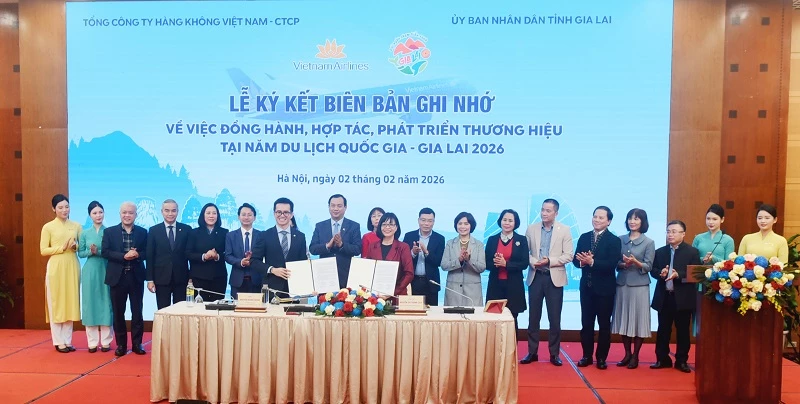 Ký kết biên bản ghi nhớ về việc đồng hành, hợp tác giữa Vietnam Airlines và tỉnh Gia Lai.