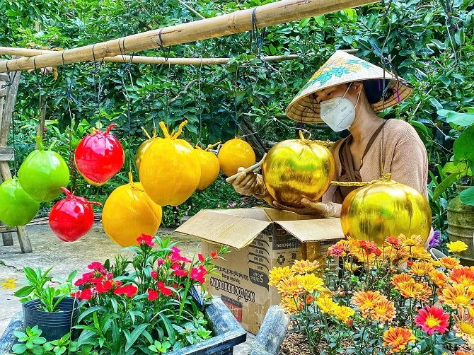 +ảnh 1: Công đoạn sơn phủ nền trước khi vẽ.