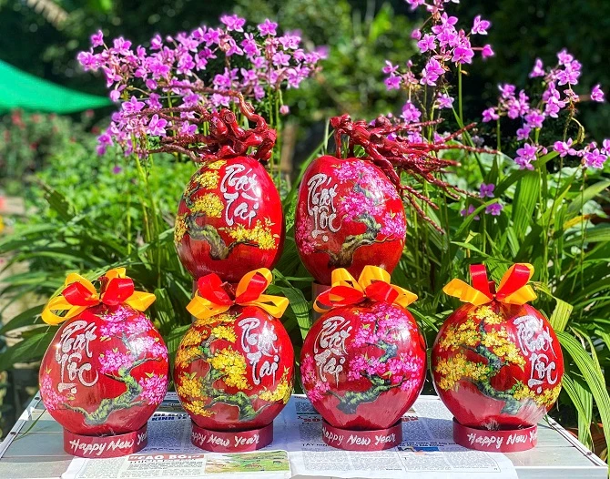 +ảnh 4: Đa dạng mẫu mã dừa vẽ nghệ thuật phục vụ thị trường cuối năm qua đôi bàn tay kh&eacute;o l&eacute;o của chị Quyến.