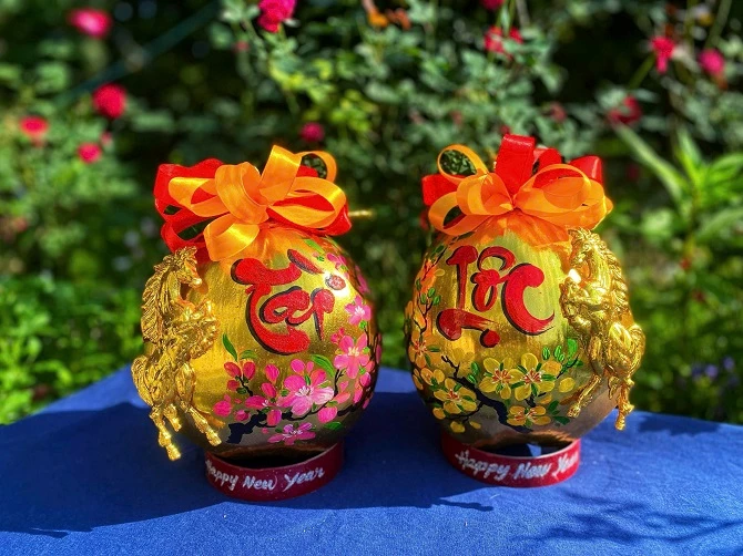 +ảnh 6: Ngoài vẽ, chị Quyến còn kết hợp đổ khuôn linh vật ngựa gắn lên dừa theo yêu cầu khách hàng.