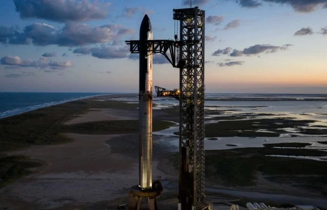 Tàu Starship/Super Heavy trên bệ phóng trước khi phóng chuyến bay số 11. Nguồn: SpaceX.