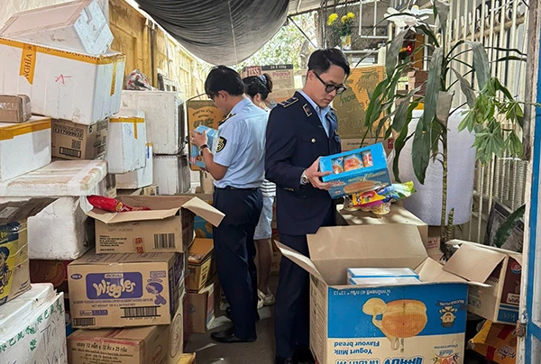 Đội QLTT số 5 phát hiện, xử lý cơ sở kinh doanh bánh kẹo không rõ nguồn gốc xuất xứ giấu kín trong các kiệt, hẻm để bán Tết.