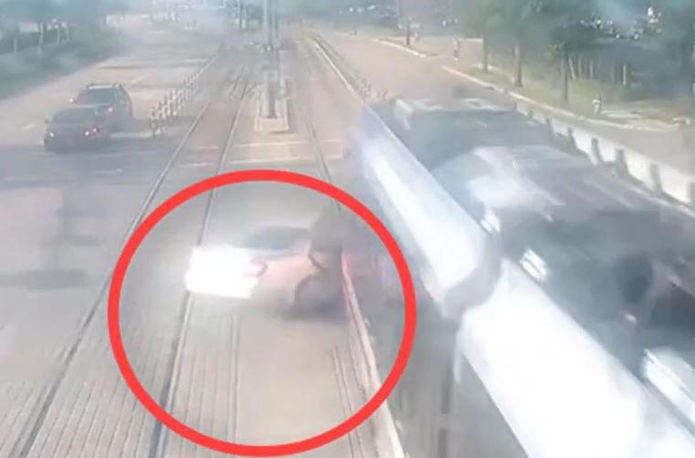 Vượt đèn đỏ lao qua đường ray, ô tô bị tàu hỏa kéo lê gần 10m