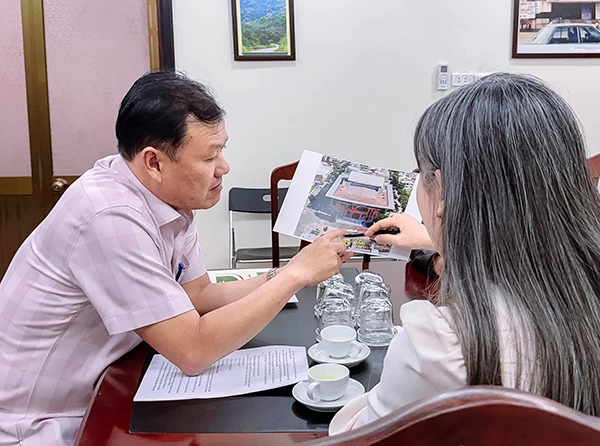 Ông Mai Duy Linh trao đổi với các đơn vị hữu quan về phương án tổ chức "Hội Xuân Trưng Vương 2026".