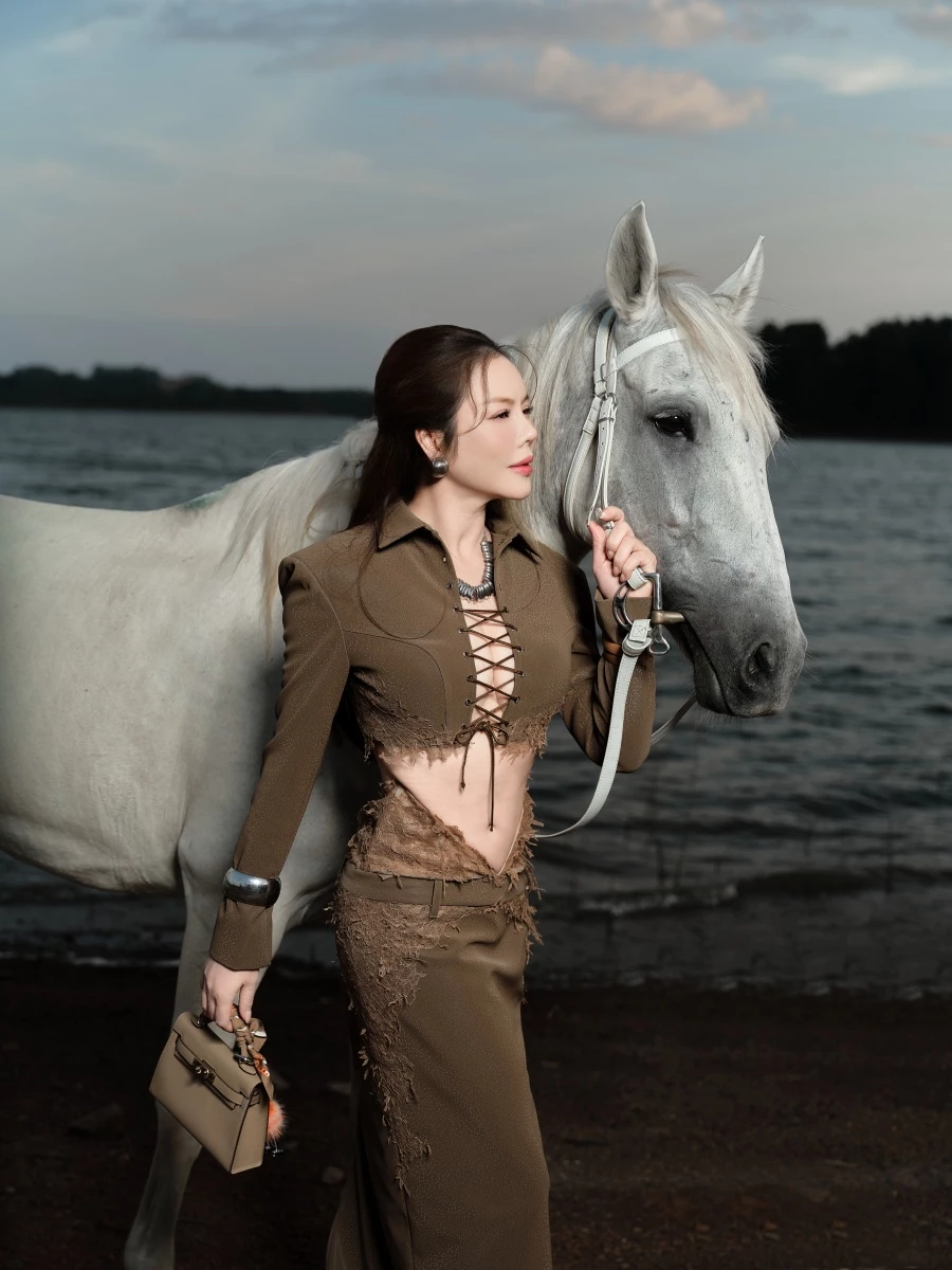 Lý Nhã Kỳ khoe thần thái quyền lực trong bộ ảnh Tết tại biệt thự ở Đồng Nai