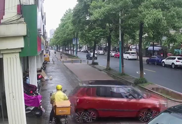 Lùi xe nhầm chân ga, nữ tài xế húc văng shipper trên vỉa hè