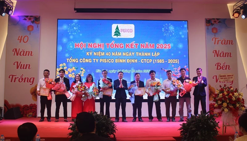 Khen thưởng khen thưởng các cán bộ, nhân viên có đóng góp nổi bật trong sản xuất, kinh doanh. 