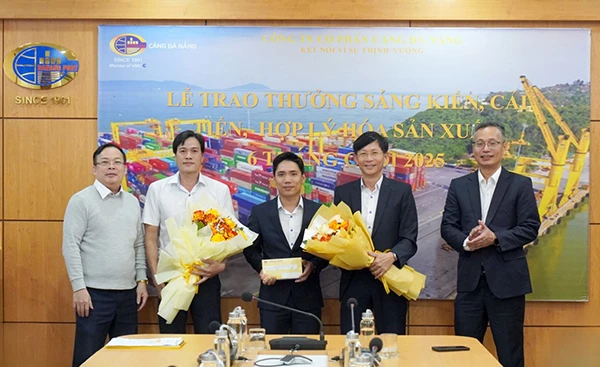 Lãnh đạo Cảng Đà Nẵng trao thưởng cho đại diện Xí nghiệp Cảng Tiên Sa - một trong những đơn vị có nhiều sáng kiến, cải tiến có giá trị trong năm 2025.