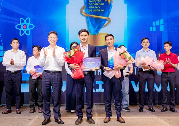 Phan Nam Hoàng ( Phòng Kỹ thuật) và Lưu Công Quyền (Xưởng Sữa chữa – Xí nghiệp Cảng Tiên Sa) được trao giải nhất cuộc thi Sáng kiến VIMC năm 2025.