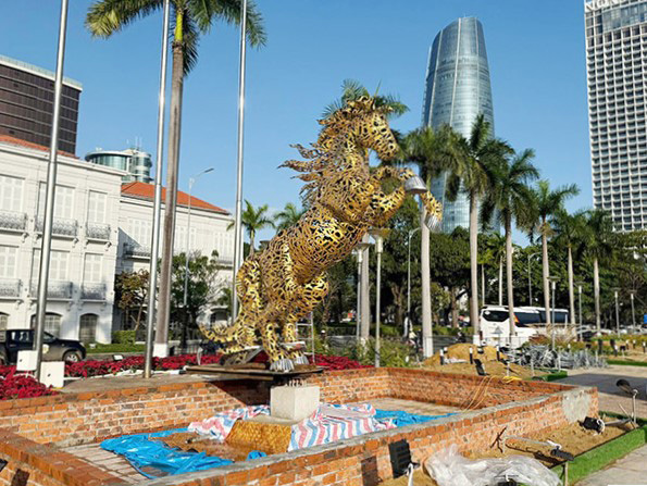 Đà Nẵng tạo điểm nhấn với hai linh vật ngựa lớn bên sông Hàn