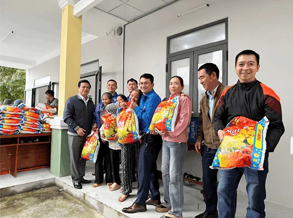 Niềm vui của người dân các địa phương khi nhận quà Tết Bính Ngọ 2026 của Dawaco trao tặng.