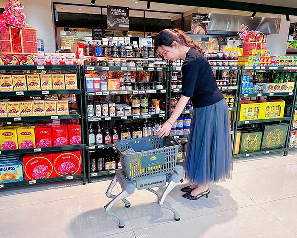 Robot vận chuyển hàng hoá cho khách hàng tại chuỗi siêu thị cao cấp Mena Gourmet.