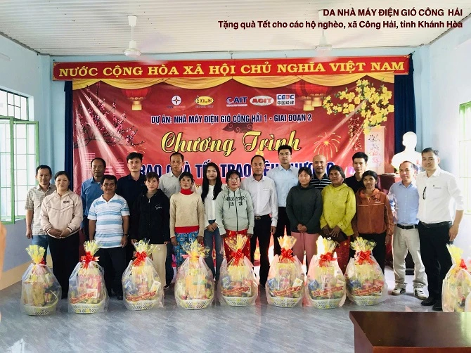 Ban điều hành dự án cùng đại diện các nhà thầu trao quà Tết cho người dân vùng dự án