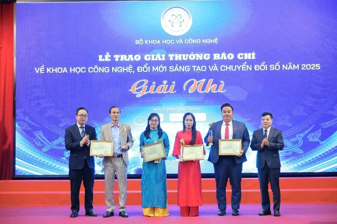 Các tác giả đoạt giải Nhì.