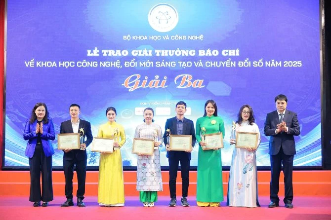 Các tác giả đoạt giải Ba.