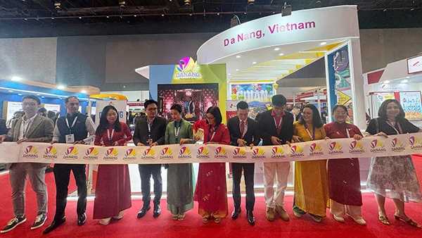 Cắt băng khai trương gian hàng du lịch Đà Nẵng tại hội chợ OTM Mumbai 2026.