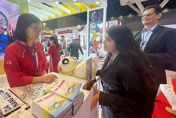 Phó giám đốc Trung tâm Xúc tiến du lịch Đà Nẵng Huỳnh Thị Hương Lan trao đổi với các đối tác tại hội chợ OTM Mumbai 2026.