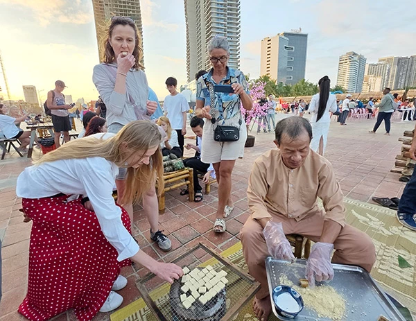 Thưởng thức món bánh đậu xanh làm thủ công.