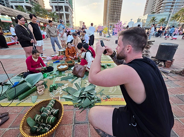 Ghi lại những hình ảnh gói bánh chưng, bánh t&eacute;t ngày Tết.