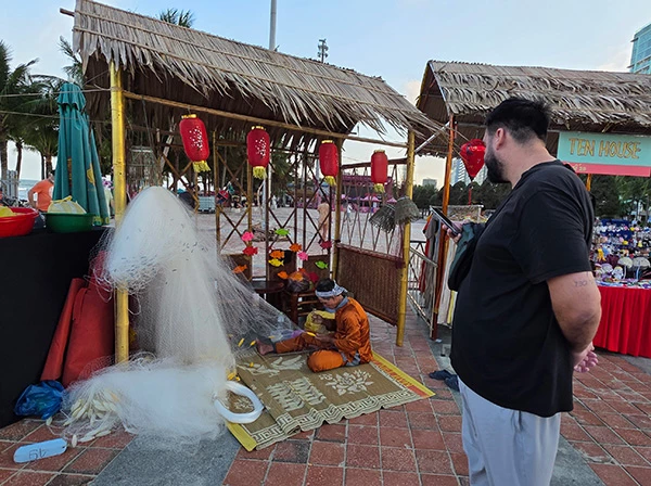 Và hoạt động đan lưới truyền thống của ngư dân vùng biển.