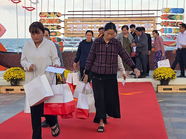 Các hộ nghèo, khó khăn ven biển nhận quà Tết từ Ban tổ chức và các nhà tài trợ.