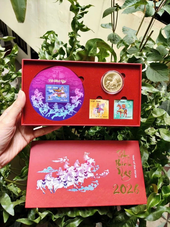 Hộp sản phẩm chứa tem, xu "Nhật mã phi vân".