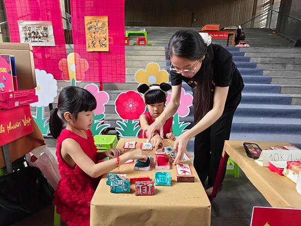 B&eacute; trải nghiệm in mộc bản.