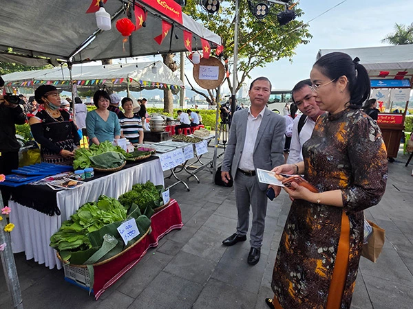 Tham quan gian trưng bày và bán các sản vật của đồng bào miền núi Tây Giang (TP Đà Nẵng).