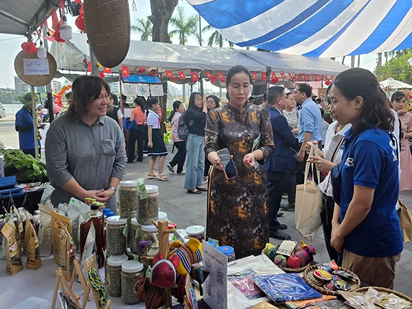 Và thanh toán không dùng tiền mặt tại phiên chợ.