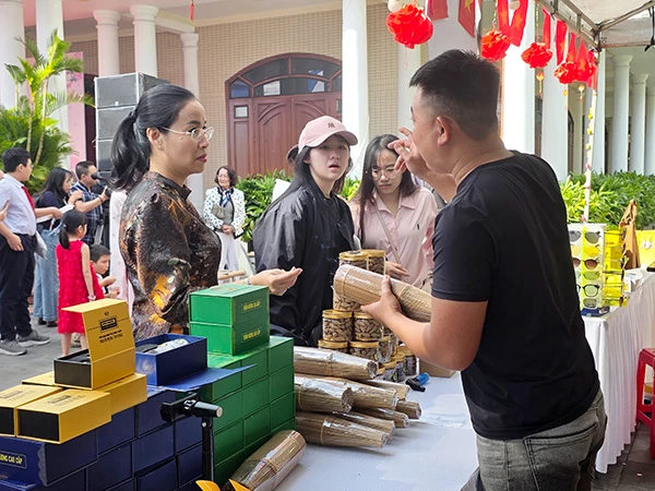 Bà Nguyễn Thị Anh Thi trực tiếp mua sắm...