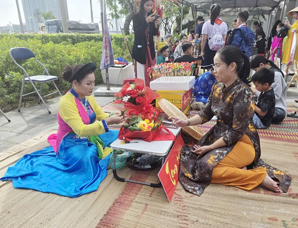 Phó Chủ tịch UBND TP Đà Nãng trảo nghiệm nghệ thuật "Têm trầu cánh phượng" ngày Tết.