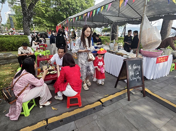 Đông đảo người dân và du khách đến với "Phiên chợ ngày Tết 2026" tại Bảo tàng Đà Nẵng.