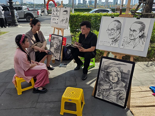 Vẽ ký hoạ chân dung.