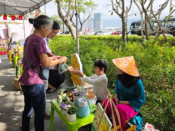 B&eacute; tập bán hàng tại "Phiên chợ nhí ngày tết"