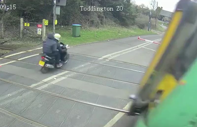 Bất chấp rào chắn, đôi nam nữ lao qua đường ray trước mũi tàu 112km/h