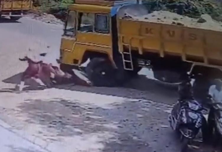 Bị xe tải tông, hai cô gái bỏ xe máy chạy thoát thân