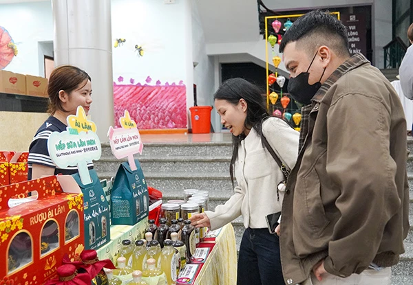 Người dân và du khách tham quan, mua sắm tại "Hội Xuân Trưng Vương".